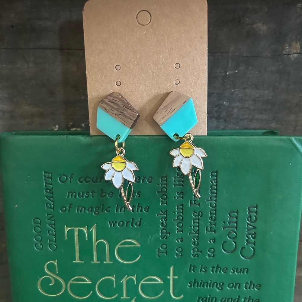NWT Aqua daisy earrings.